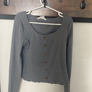 Long sleeve grey t-shirt.